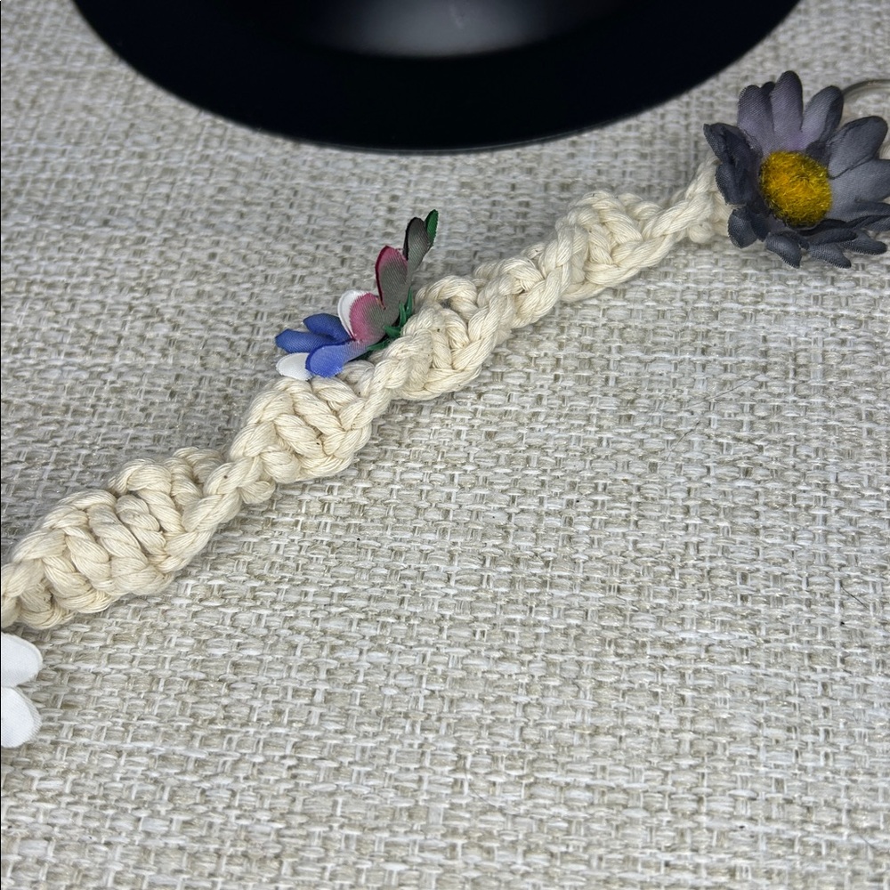 Handmade Macrame Daisy Key Chain - Picture 4 of 8